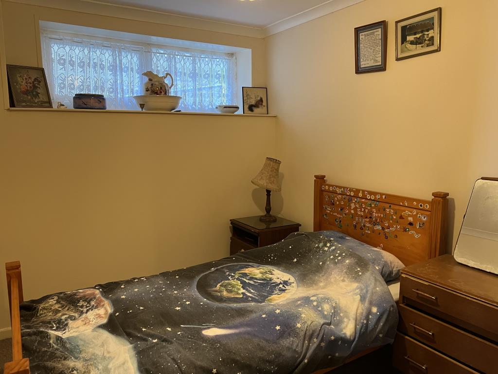 Lot: 10 - THREE-BEDROOM FLAT FOR INVESTMENT OR OCCUPATION - Bedroom three neutrally decorated